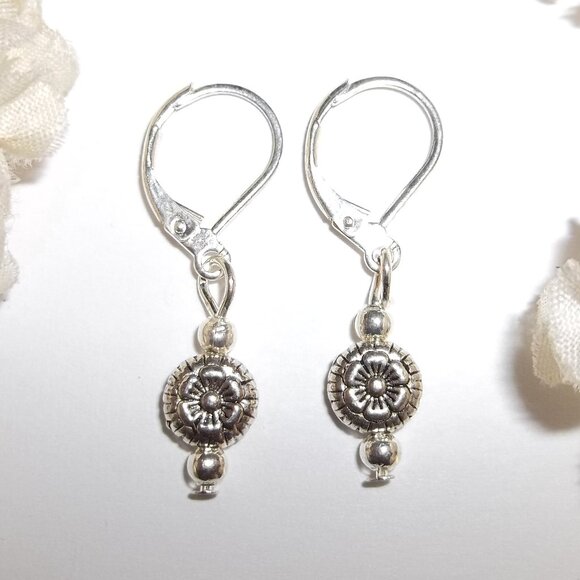 Small Silver Earrings Minimalist Circle Flower Floral Boho Jewelry Set Pair D109 - Picture 1 of 4